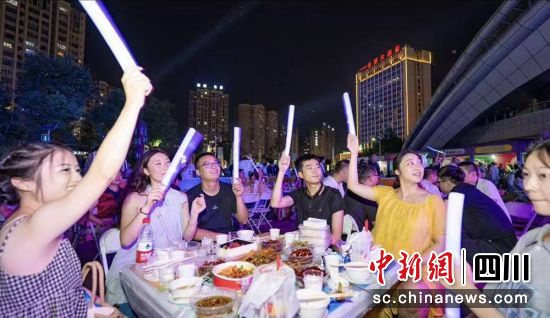 市民踴躍參與現場活動。富順融媒 供圖 市民踴躍參與現場活動。富順融媒 供圖
