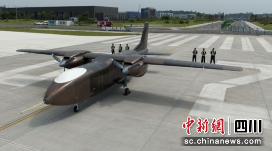 首飛現(xiàn)場(chǎng)。貢井融媒 供圖 首飛現(xiàn)場(chǎng)。貢井融媒 供圖