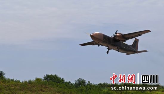 首飛現(xiàn)場(chǎng)。貢井融媒 供圖 首飛現(xiàn)場(chǎng)。貢井融媒 供圖