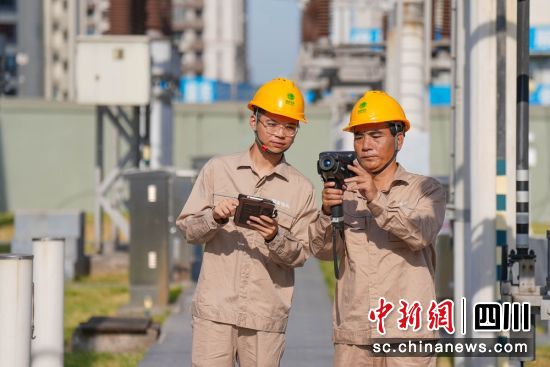 巡檢人員正在變電站開展紅外測溫。張躍 攝 巡檢人員正在變電站開展紅外測溫。張躍 攝