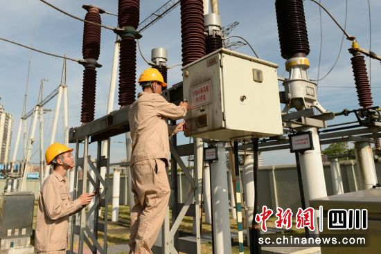 巡檢人員正在變電站檢查設備運行等情況。張躍 攝 巡檢人員正在變電站檢查設備運行等情況。張躍 攝