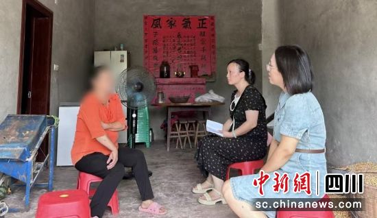 工作人員為李莉(化名)提供心理輔導和康復建議。安岳縣婦聯 供圖 工作人員為李莉(化名)提供心理輔導和康復建議。安岳縣婦聯 供圖