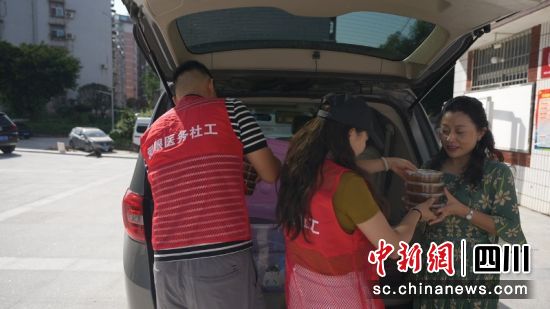 正在把涼品搬下車。劉薪 攝 正在把涼品搬下車。劉薪 攝