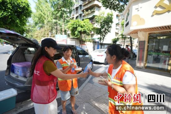 把涼品分發給奮戰在一線的工人。劉薪 攝 把涼品分發給奮戰在一線的工人。劉薪 攝