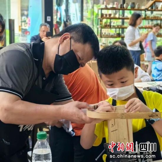 正在制作木制品。成都市第三人民醫(yī)院 供圖 正在制作木制品。成都市第三人民醫(yī)院 供圖