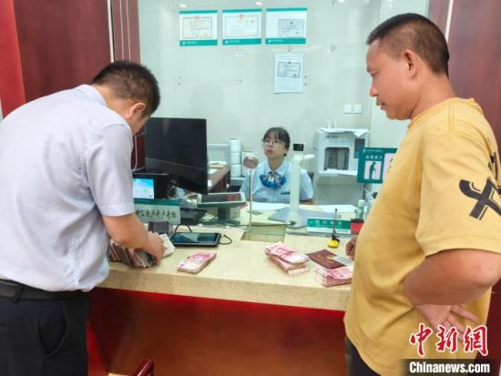 鄧先生帶著鈔票來到銀行網點。康定大渡河支行 供圖 鄧先生帶著鈔票來到銀行網點。康定大渡河支行 供圖
