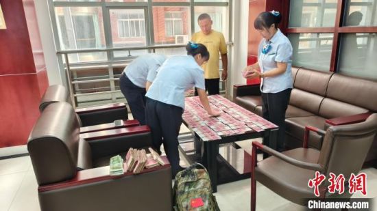 網點員工清理受損鈔票。康定大渡河支行 供圖 網點員工清理受損鈔票。康定大渡河支行 供圖