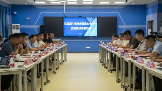 成都銀杏酒店管理學院執行校長楊龍濤、繼續教育與國際交流學院院長吳怡娟等陪同考察。 成都銀杏酒店管理學院執行校長楊龍濤、繼續教育與國際交流學院院長吳怡娟等陪同考察。