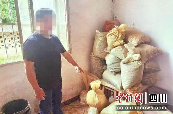 嫌疑人指認作案現場。榮縣警方 供圖 嫌疑人指認作案現場。榮縣警方 供圖