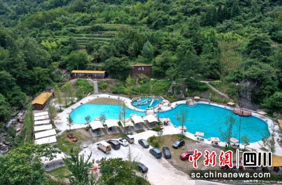 游客在樂水坊享受清涼。汶川縣委宣傳部供圖 游客在樂水坊享受清涼。汶川縣委宣傳部供圖