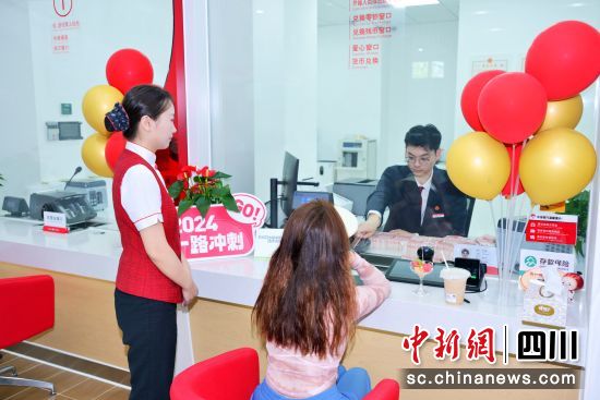 中信銀行成都天府新區(qū)支行窗口服務(wù)。中信銀行成都天府新區(qū)支行供圖 中信銀行成都天府新區(qū)支行窗口服務(wù)。中信銀行成都天府新區(qū)支行供圖