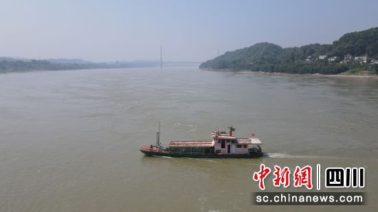 群眾坐船過江。合江縣融媒體中心供圖 群眾坐船過江。合江縣融媒體中心供圖