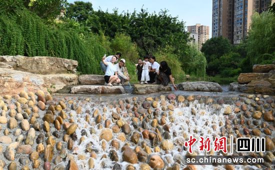 市民在濕地公園游玩。梁人之 供圖 市民在濕地公園游玩。梁人之 供圖