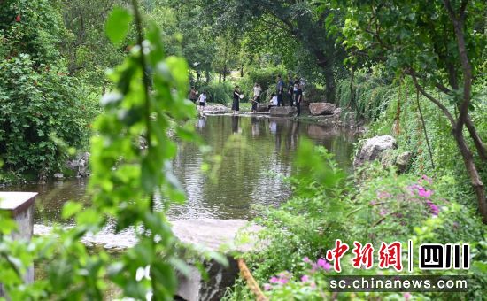 市民在濕地公園游玩。梁人之 供圖 市民在濕地公園游玩。梁人之 供圖