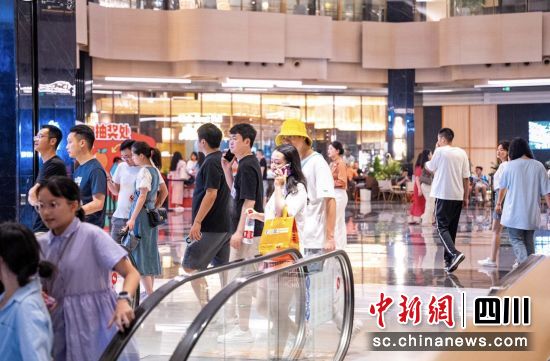 前來打卡和品嘗美食的市民游客絡(luò)繹不絕。朱源 攝 前來打卡和品嘗美食的市民游客絡(luò)繹不絕。朱源 攝