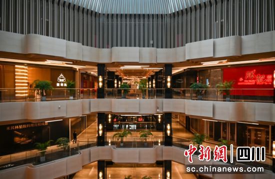 這棟大樓里聚集了近20家“米其林”和“黑珍珠”。朱源 攝 這棟大樓里聚集了近20家“米其林”和“黑珍珠”。朱源 攝