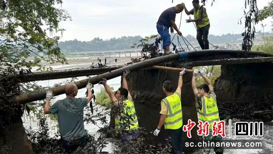 洪雅沼液管道搶修現(xiàn)場(chǎng)。(資料圖)洪雅融媒供圖 洪雅沼液管道搶修現(xiàn)場(chǎng)。(資料圖)洪雅融媒供圖