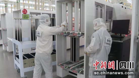 生產(chǎn)車間的工作人員。何海翔 攝 生產(chǎn)車間的工作人員。何海翔 攝