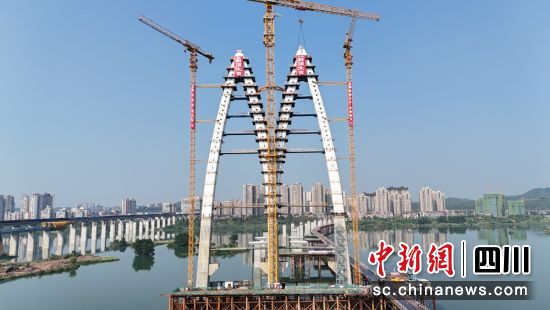 遂寧市涪江六橋(袁家壩渡改橋)跨江主橋主塔封頂現場。蜀道集團供圖 遂寧市涪江六橋(袁家壩渡改橋)跨江主橋主塔封頂現場。蜀道集團供圖