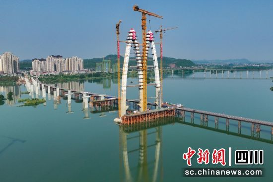 遂寧市涪江六橋(袁家壩渡改橋)跨江主橋主塔封頂現場。蜀道集團供圖 遂寧市涪江六橋(袁家壩渡改橋)跨江主橋主塔封頂現場。蜀道集團供圖