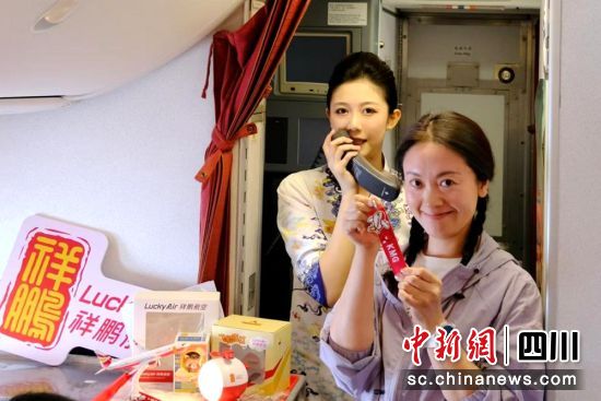首航航班上的趣味競(jìng)猜活動(dòng)吸引旅客參與。祥鵬航空供圖 首航航班上的趣味競(jìng)猜活動(dòng)吸引旅客參與。祥鵬航空供圖