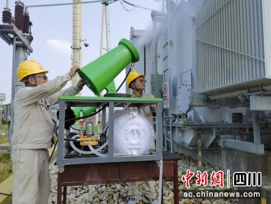 工作人員使用霧炮機對散熱片進行降溫。 國網綿陽供電公司供圖 工作人員使用霧炮機對散熱片進行降溫。 國網綿陽供電公司供圖