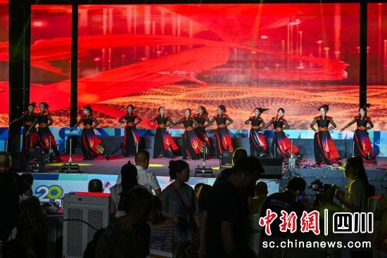 樂山百姓大舞臺精彩的文藝表演現場。記者 劉忠俊 攝 樂山百姓大舞臺精彩的文藝表演現場。記者 劉忠俊 攝
