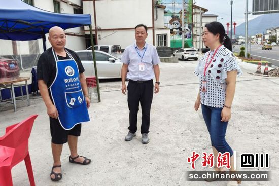 人大代表走訪群眾。周公山人大 供圖 人大代表走訪群眾。周公山人大 供圖