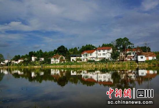 與水而居的美麗環(huán)境。胡明貴 攝 與水而居的美麗環(huán)境。胡明貴 攝