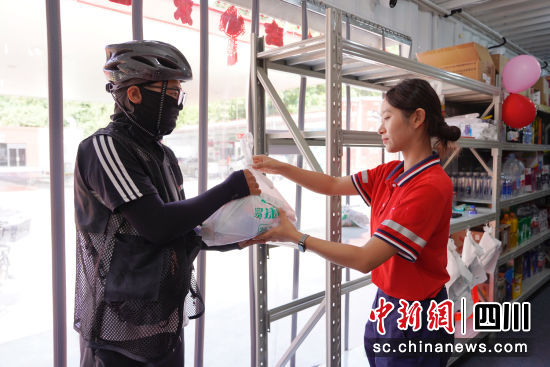 顧客正在領取采購的商品。中國石化四川石油 供圖 顧客正在領取采購的商品。中國石化四川石油 供圖