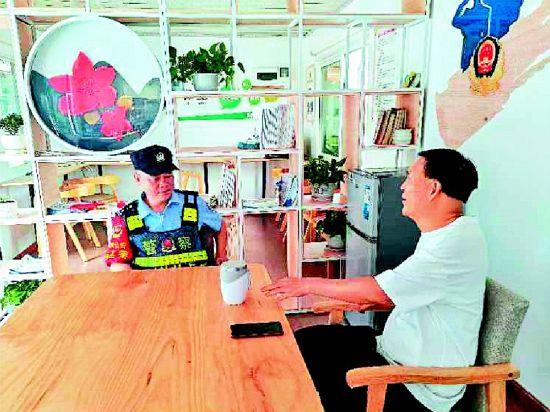 何光鴻利用在陽光花城警民驛站休息的時間與執勤民警交流 何光鴻利用在陽光花城警民驛站休息的時間與執勤民警交流