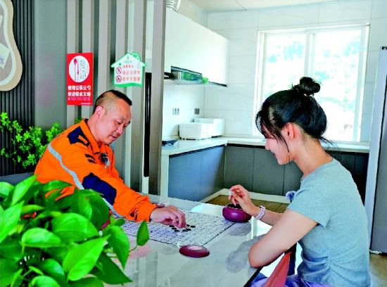 余敏在工會驛站下棋小憩 記者鄧孝禹攝 余敏在工會驛站下棋小憩 記者鄧孝禹攝