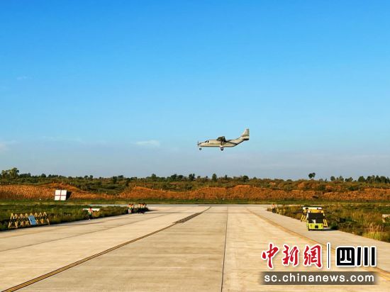 SA750U大型無人運(yùn)輸機(jī)首飛測試現(xiàn)場。人保財(cái)險(xiǎn)成都市分公司供圖 SA750U大型無人運(yùn)輸機(jī)首飛測試現(xiàn)場。人保財(cái)險(xiǎn)成都市分公司供圖