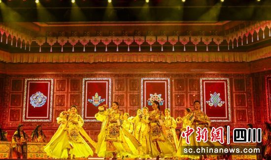 《嶺·格薩爾王》音樂劇演出現(xiàn)場。洛絨尼瑪 攝 《嶺·格薩爾王》音樂劇演出現(xiàn)場。洛絨尼瑪 攝