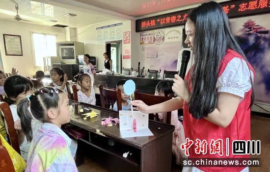 志愿者和青少年游戲互動。貢井融媒 供圖 志愿者和青少年游戲互動。貢井融媒 供圖