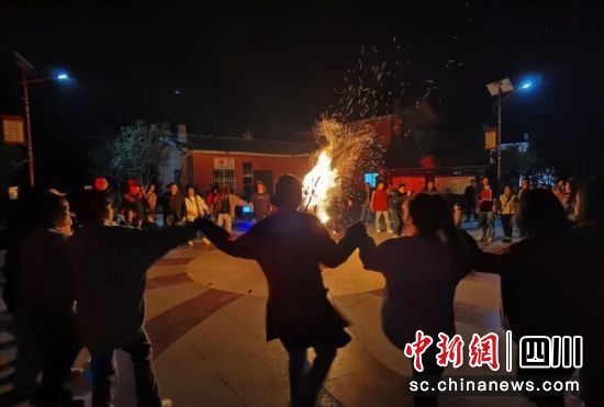 開心舞起來。宜賓市委統戰部 供圖 開心舞起來。宜賓市委統戰部 供圖