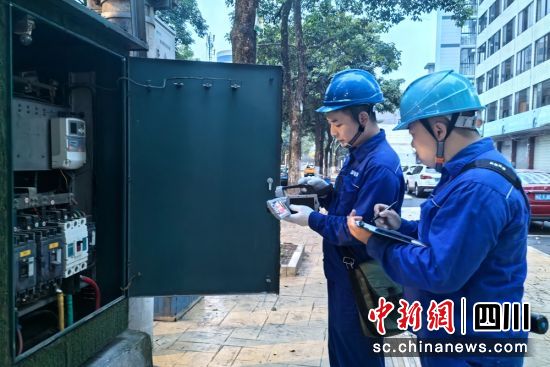 洪雅城區電力工人對變壓器臺區設備運行情況進行檢查。李霞 攝 洪雅城區電力工人對變壓器臺區設備運行情況進行檢查。李霞 攝