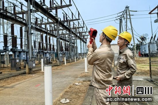 余坪鎮220KV天井坎變電站運維人員正在進行紅外測溫。李霞 攝 余坪鎮220KV天井坎變電站運維人員正在進行紅外測溫。李霞 攝