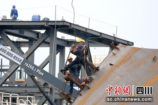 四川能投德阿鋰業有限責任公司年產3萬噸鋰鹽項目建設現場。 綿竹市融媒體中心供圖 四川能投德阿鋰業有限責任公司年產3萬噸鋰鹽項目建設現場。 綿竹市融媒體中心供圖