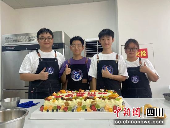 四川一高校舉行萬人集體生日會。四川科技職業學院供圖。 四川一高校舉行萬人集體生日會。四川科技職業學院供圖。