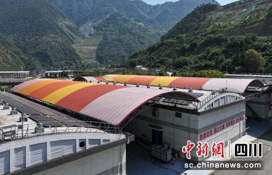 糧庫上的“發電站”。石棉融媒 供圖 糧庫上的“發電站”。石棉融媒 供圖