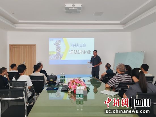 西充縣南臺街道天寶寺社區庭審直播點,社區群眾正在觀看庭審直播。廖桂華 攝 西充縣南臺街道天寶寺社區庭審直播點,社區群眾正在觀看庭審直播。廖桂華 攝
