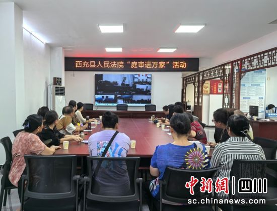 庭審后,多扶法庭負責人屈培先向四川律奧汽車配件有限公司員工進行相關法治宣講。西充縣人民法院供圖 庭審后,多扶法庭負責人屈培先向四川律奧汽車配件有限公司員工進行相關法治宣講。西充縣人民法院供圖