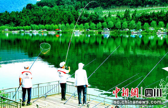中國升鐘湖國際釣魚大賽比賽現場(資料圖片)。南部縣委宣傳部供圖 中國升鐘湖國際釣魚大賽比賽現場(資料圖片)。南部縣委宣傳部供圖