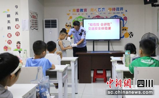 宣傳活動現場。沿灘交警 供圖 宣傳活動現場。沿灘交警 供圖