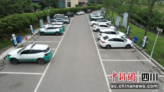 新能源車正在充電站內充電。龍怡 攝 新能源車正在充電站內充電。龍怡 攝