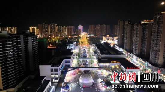 高縣夜市熱鬧景象。羅景萍 攝 高縣夜市熱鬧景象。羅景萍 攝