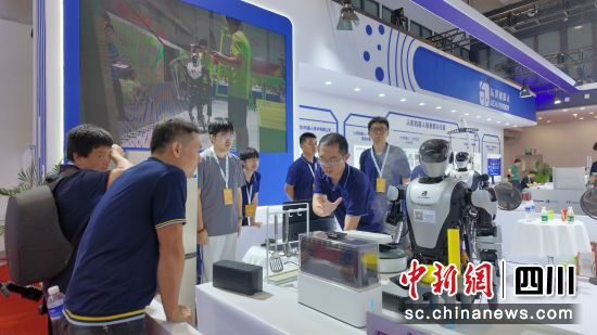 招商企業樂聚公司“綿陽造”人形機器人亮相2024世界機器人大會。 綿陽市經濟合作局 供圖 招商企業樂聚公司“綿陽造”人形機器人亮相2024世界機器人大會。 綿陽市經濟合作局 供圖