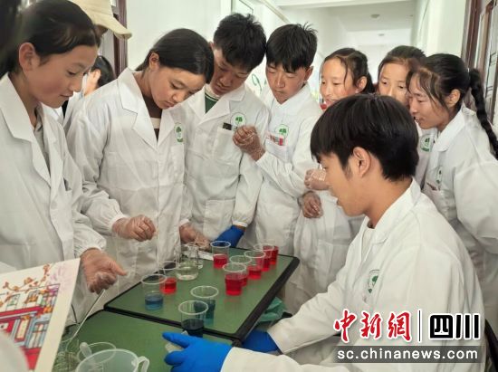 高校學子與孩子們一起做實驗。壤塘縣委宣傳部供圖 高校學子與孩子們一起做實驗。壤塘縣委宣傳部供圖