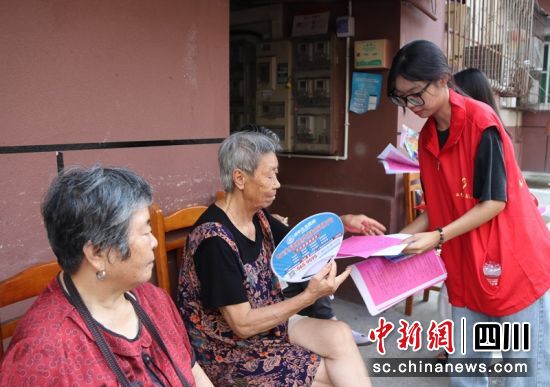 志愿者正在發(fā)放宣傳單。蔣星 攝 志愿者正在發(fā)放宣傳單。蔣星 攝